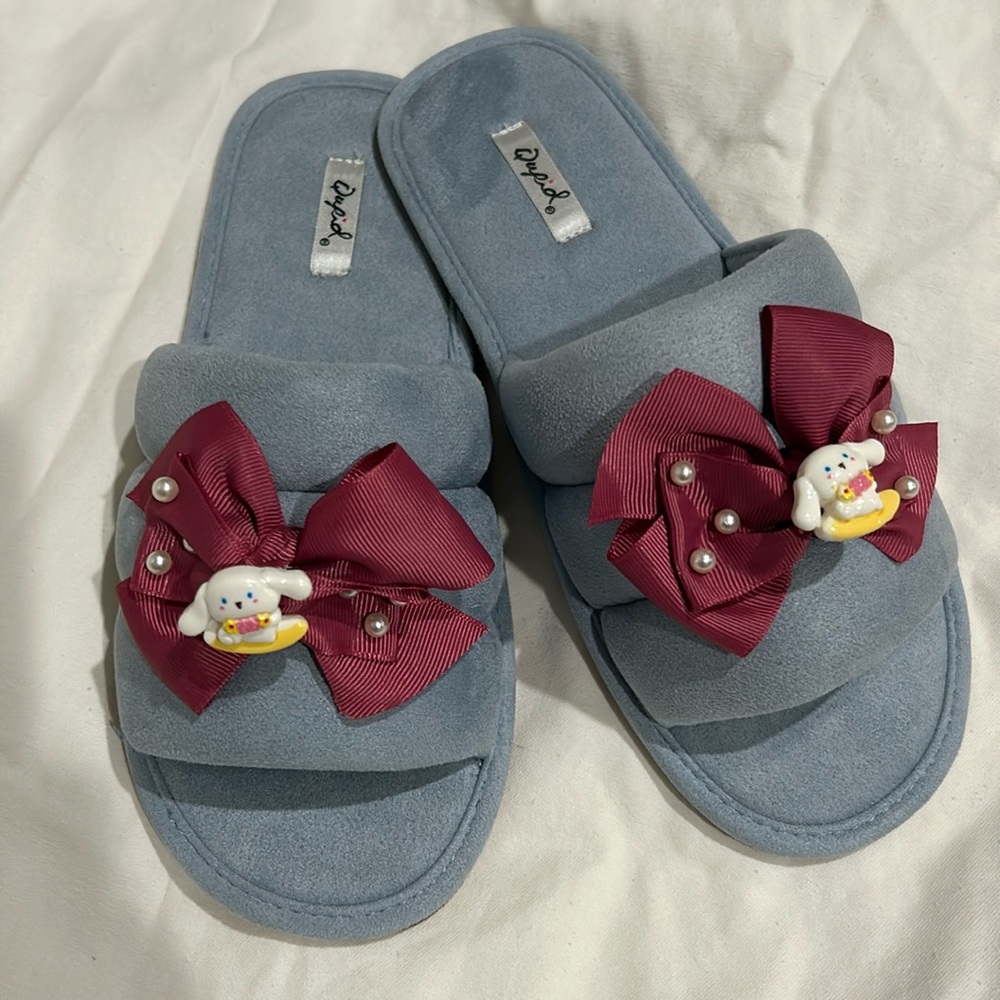 Cinnamon roll slippers size 9